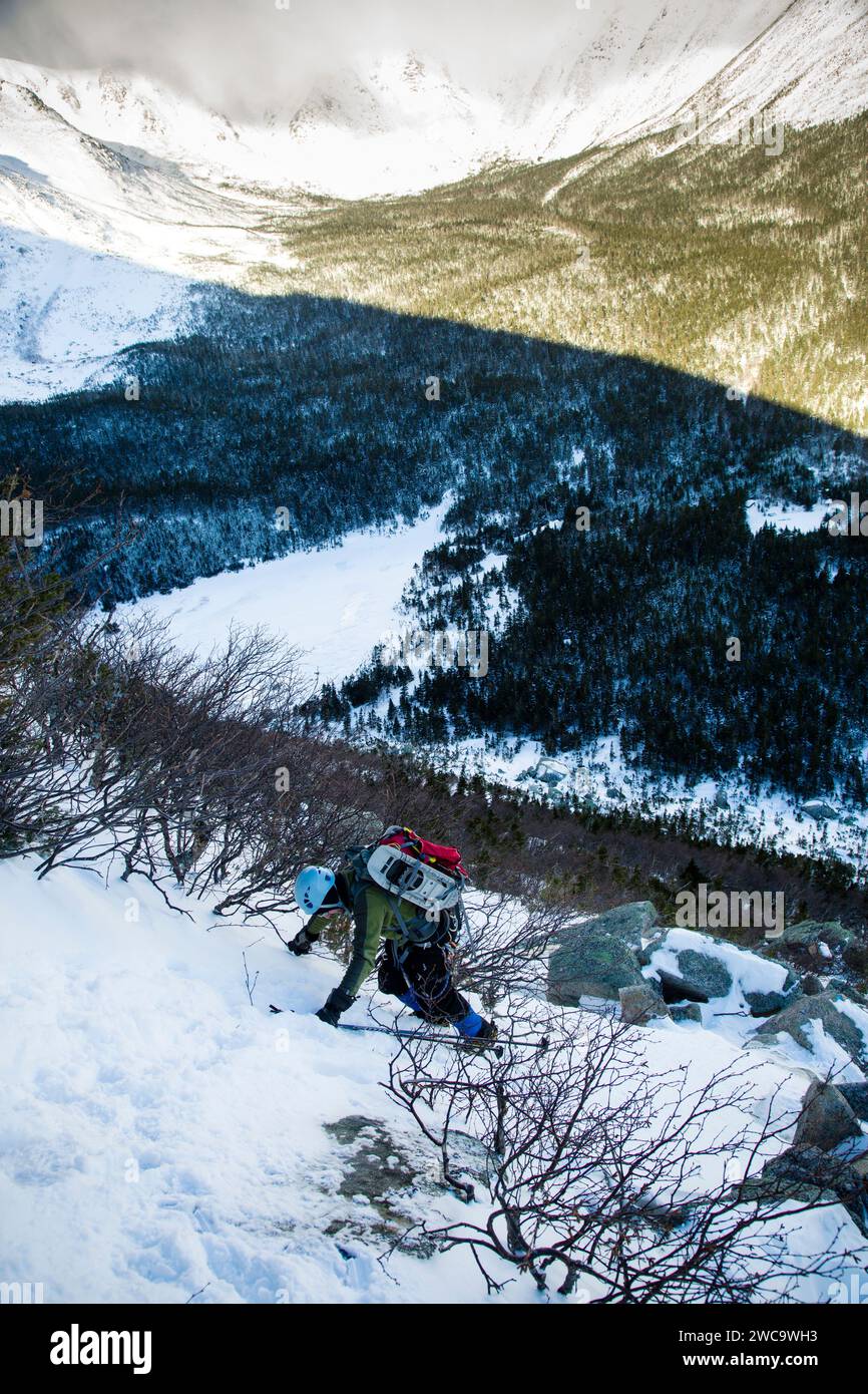 Un randonneur grimpe le pic de Pamola pendant l'hiver à Katahdin dans le Baxter State Park, Maine. Banque D'Images