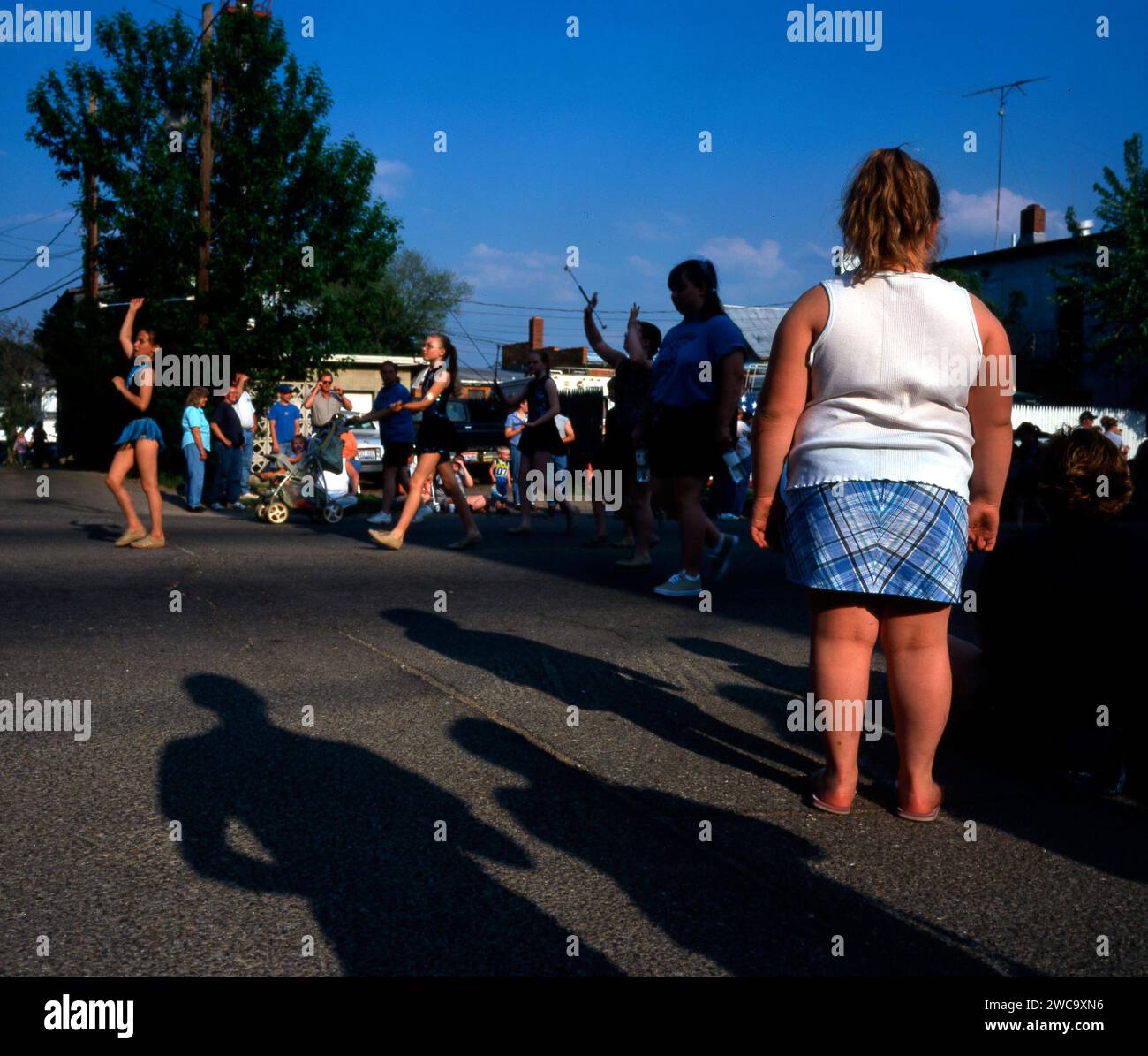Les filles en surpoids regardent défilé Banque D'Images