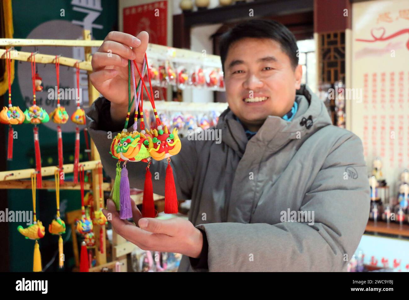 Zoucheng, Chine. 15 janvier 2024. Sun Yandou, artiste de sculpture de pâte folklorique, montre un pendentif dragon de sculpture de pâte à Zoucheng, en Chine, le 14 janvier 2024. (Photo Costfoto/NurPhoto) crédit : NurPhoto SRL/Alamy Live News Banque D'Images