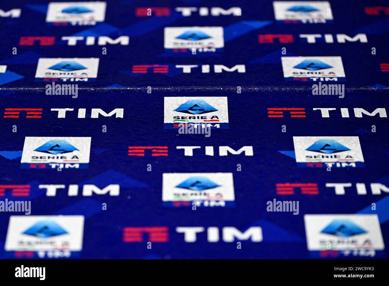 Une série de Serie A et Serie A sponsor principal Tim, Telecom Italia Mobile, logos sont vus sur un panneau d'affichage humide pendant le match de football Serie A entre ACF Fiorentina et Udinese Calcio au Stadio Artemio franchi à Florence, Italie, le 14 janvier 2023. Banque D'Images
