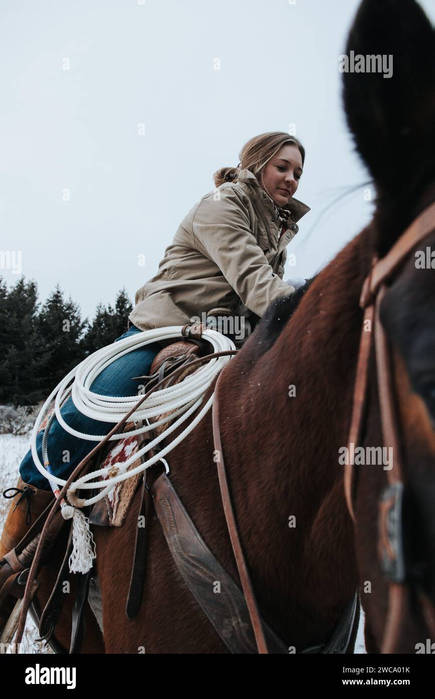 Maman se prépare à cheval pour la joyeuse balade de bébé garçon Banque D'Images