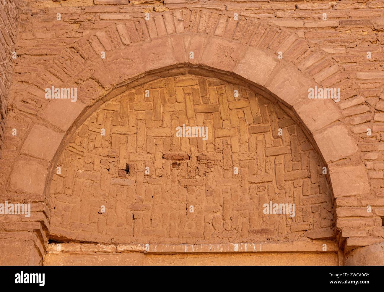 Détail de la décoration en briques entrelacées (hazarbaf), cour principale, forteresse d'al-Ukhaidir ou palais abbasside d'Ukhaider, Irak Banque D'Images