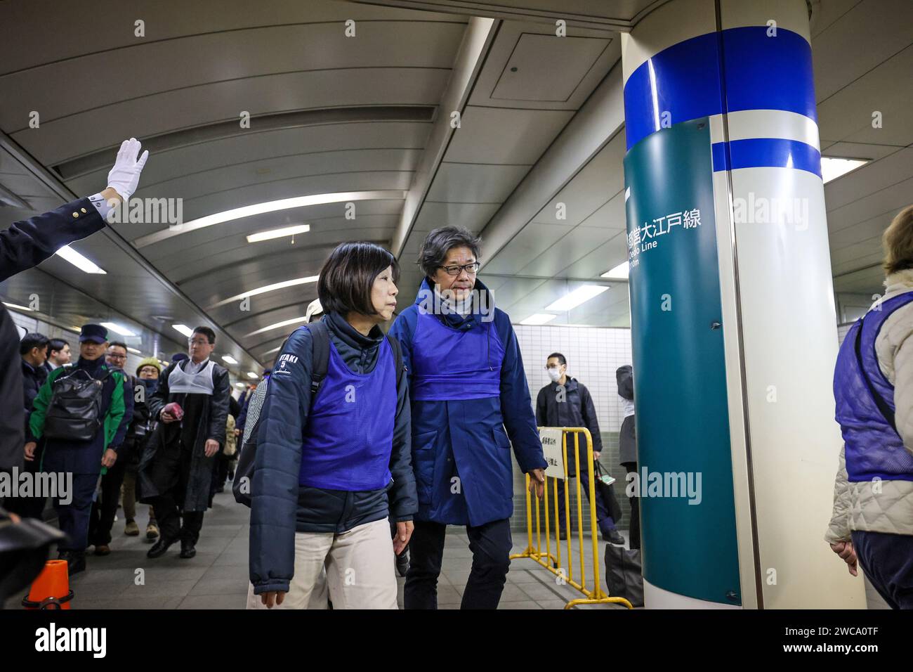 Tokyo, Japon. 15 janvier 2024. Des résidents sont vus se déplacer dans la station de métro Toei Higashi-Nakano lors d'un exercice de sécurité pour l'évacuation des résidents et d'autres vers les bâtiments de la station de métro après l'émission d'une J-Alert le 15 janvier 2024 à Tokyo, au Japon. Les tensions dans la région ont été exacerbées ces dernières semaines par les tirs de projectiles de la Corée du Nord dans les eaux au large de ses côtes. (Image de crédit : © POOL via ZUMA Press Wire) USAGE ÉDITORIAL SEULEMENT! Non destiné à UN USAGE commercial ! Crédit : ZUMA Press, Inc./Alamy Live News Banque D'Images