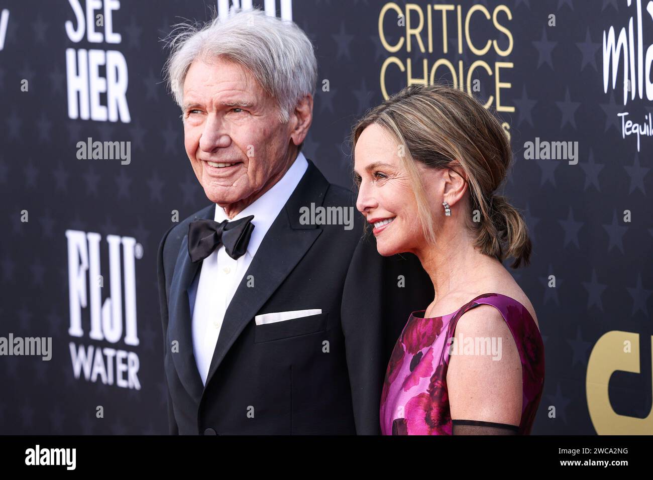 SANTA MONICA, LOS ANGELES, CALIFORNIE, États-Unis - JANVIER 14 : Harrison Ford et sa femme Calista Flockhart arrivent à la 29e cérémonie annuelle des Critics' Choice Awards qui se tient au Barker Hangar le 14 janvier 2024 à Santa Monica, Los Angeles, Californie, États-Unis. (Photo de Xavier Collin/image Press Agency) Banque D'Images