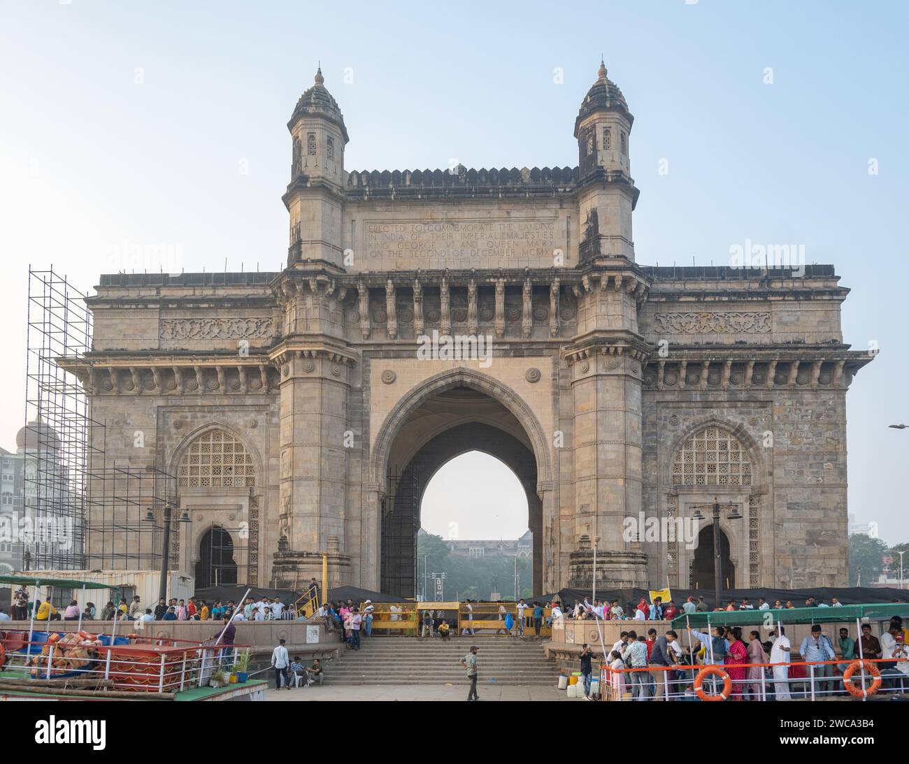 Mumbai, Maharashtra, Inde, porte de l'Indien avec des passagers sur un ferry, éditorial seulement. Banque D'Images