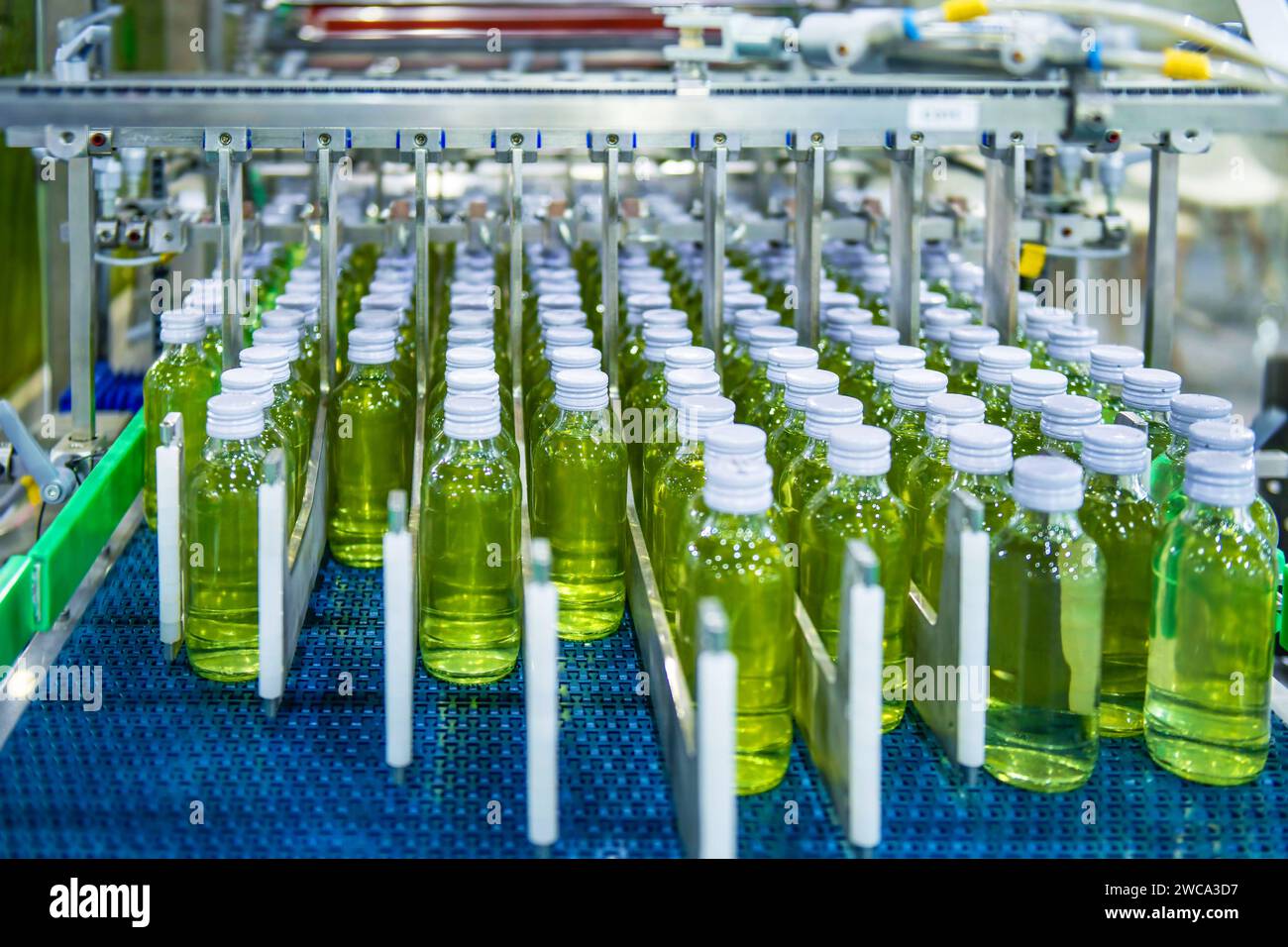 Transfert de bouteilles en verre sur des systèmes de convoyage automatiques automatisation industrielle pour le conditionnement Banque D'Images