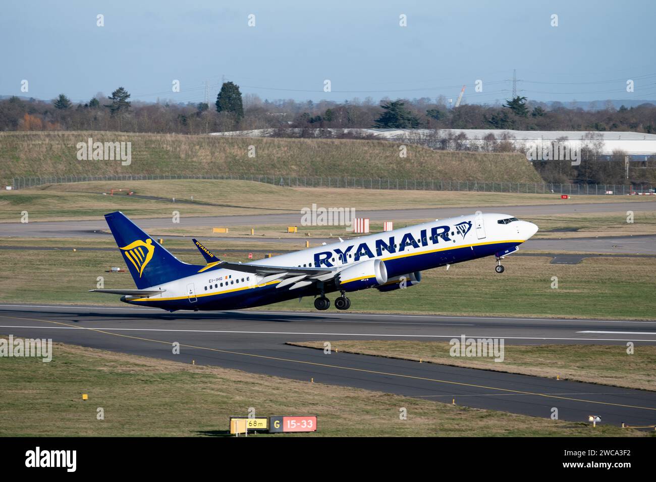 Décollage d'un Boeing 737 MAX 8-200 de Ryanair à l'aéroport de Birmingham, Royaume-Uni (EI-IHG) Banque D'Images