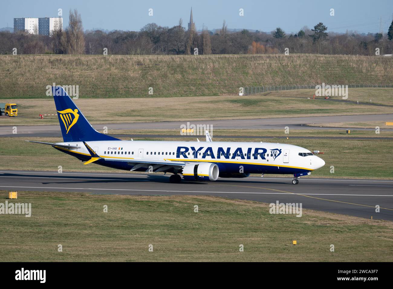 Ryanair Boeing 737 MAX 8-200 atterrissant à l'aéroport de Birmingham, Royaume-Uni (EI-IHX) Banque D'Images