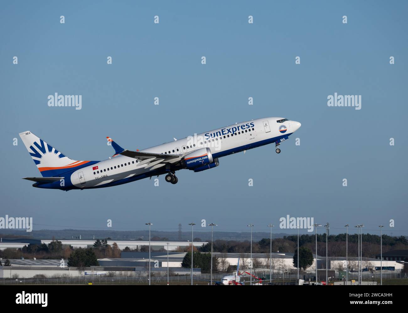 Sun Express Boeing 737 MAX 8 décollant à l'aéroport de Birmingham, Royaume-Uni (TC-SMA) Banque D'Images