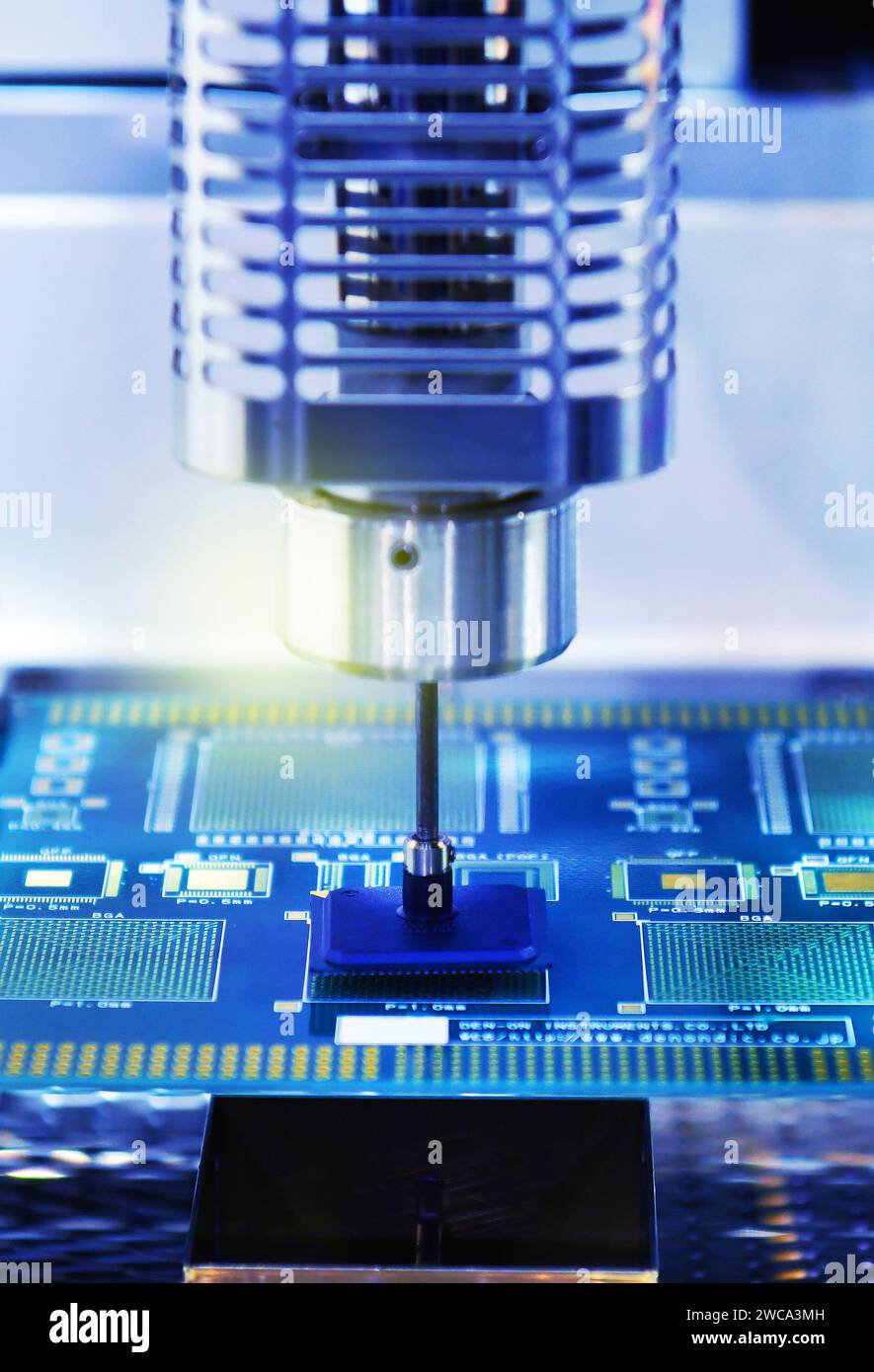 Close up processus technologique d'assemblage de composants de puce sur carte pcb. Machine automatisée à l'intérieur à l'industriel Banque D'Images