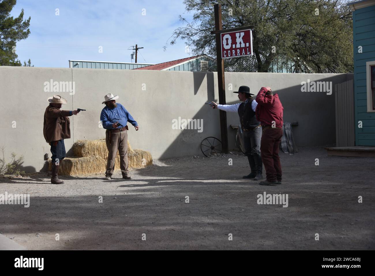 Tombstone, AZ. ÉTATS-UNIS 12/30/2023. Le complexe historique O.K. Corral offre aux visiteurs de tous âges une reconstitution sur scène de la fusillade O.K. Corral Banque D'Images