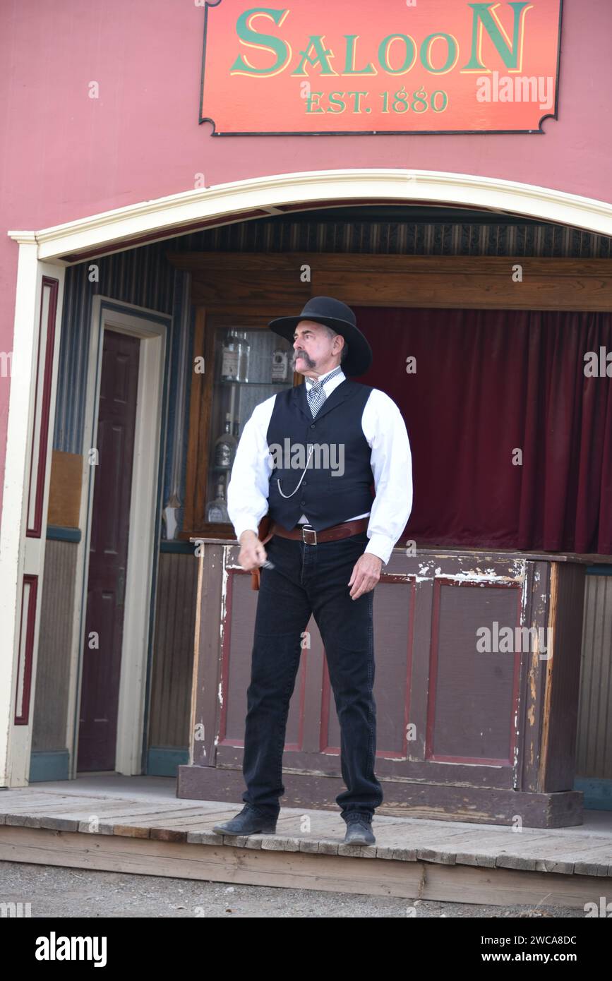 Tombstone, AZ. ÉTATS-UNIS 12/30/2023. Le complexe historique O.K. Corral offre aux visiteurs de tous âges une reconstitution sur scène de la fusillade O.K. Corral Banque D'Images