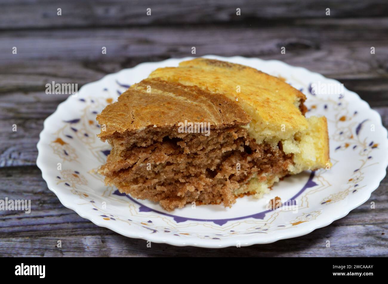 Gâteau éponge marbré au tigre, composants de farine, beurre, huile, poudre de vanille, cacao, sucre, lait, œufs et poudre à lever, sueur spongieux à rayures Banque D'Images