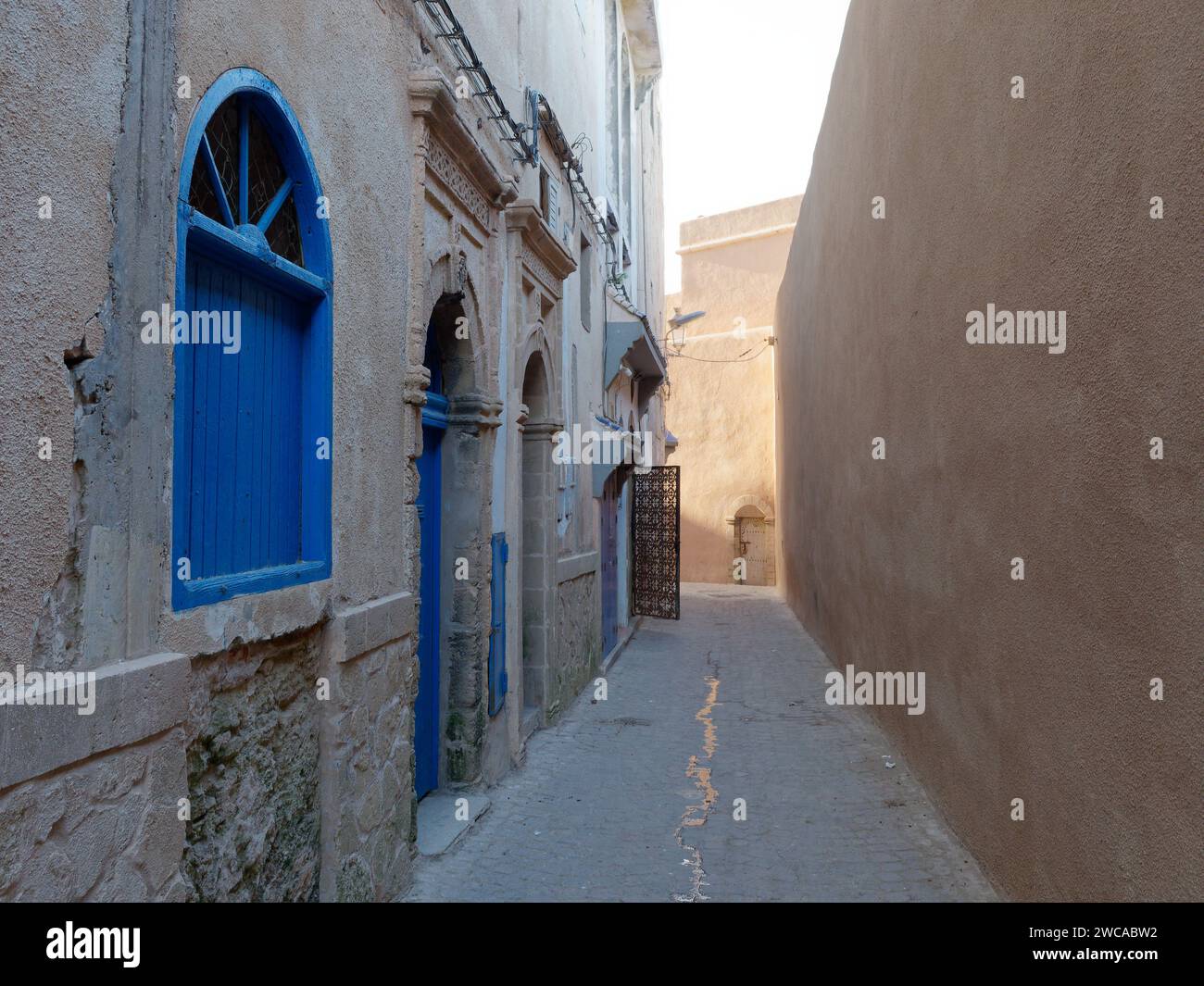 Rue étroite avec fenêtres et portes bleues dans la médina à Essaouira Maroc, 14 janvier 2024 Banque D'Images