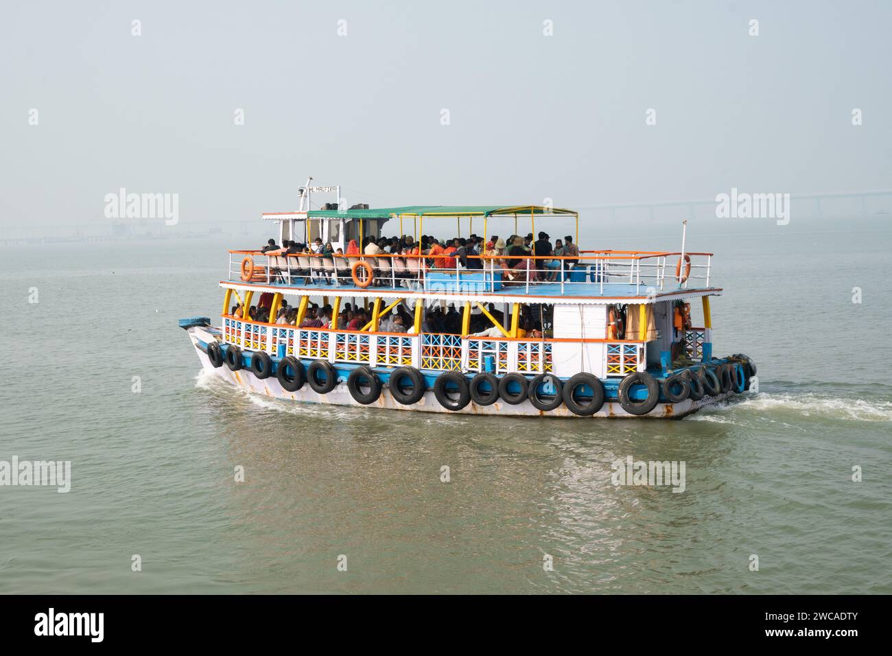 Mumbai, Maharashtra, Inde, Ferry avec des passagers indiens pour visiter l'île d'Elephanta, éditorial seulement. Banque D'Images