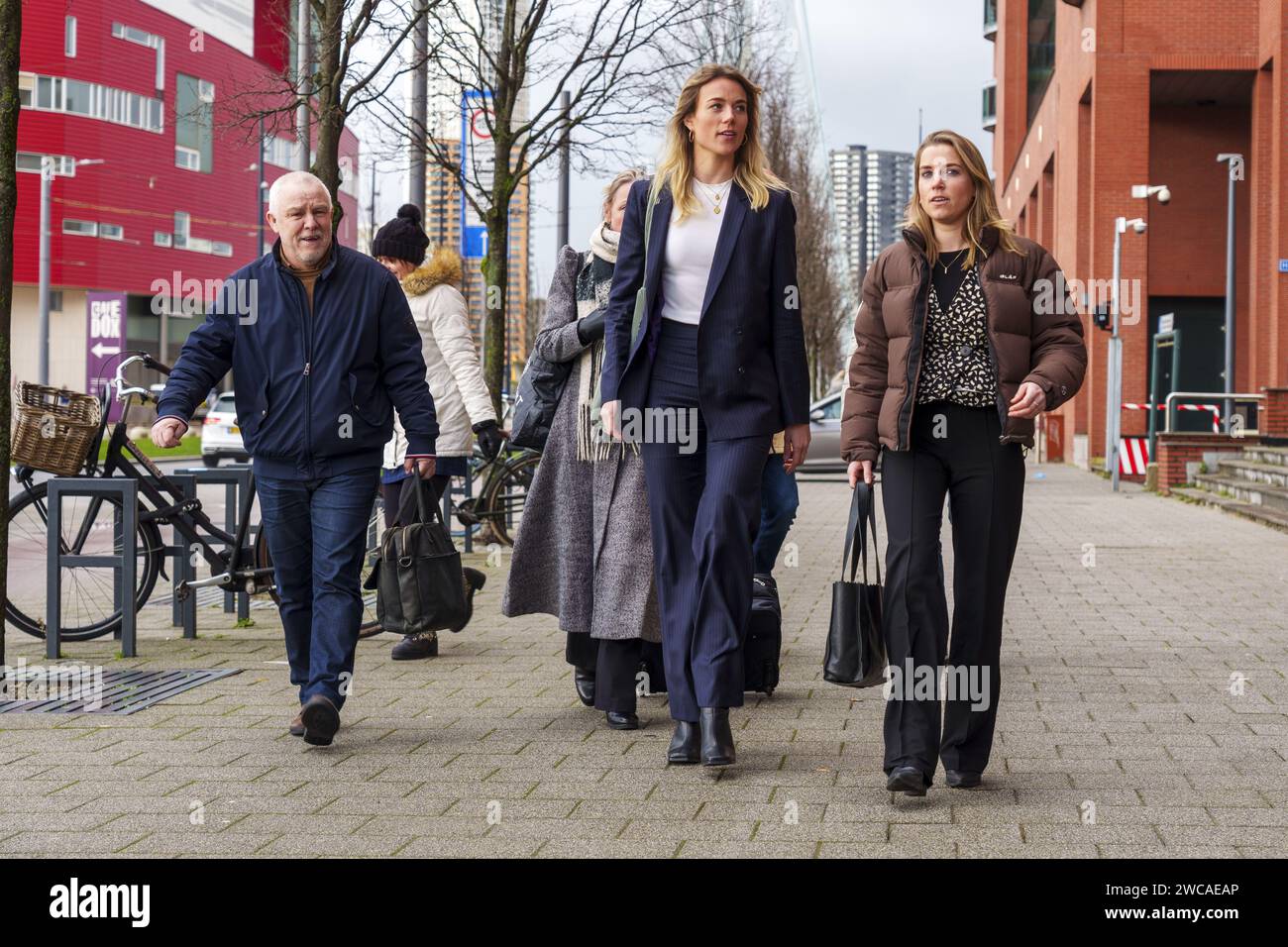 ROTTERDAM - les avocats arrivent au tribunal, où la première audience publique a lieu dans le procès pénal contre le soi-disant tireur Erasmus Fouad L.. Sa cliente est soupçonnée d'avoir tué par balle une mère (39) et sa fille (14) à Heiman Dullaertplein et un professeur de pratique (43) dans une salle de conférence à Erasmus MC. ANP LEX VAN LIESHOUT pays-bas sorti - belgique sorti Banque D'Images