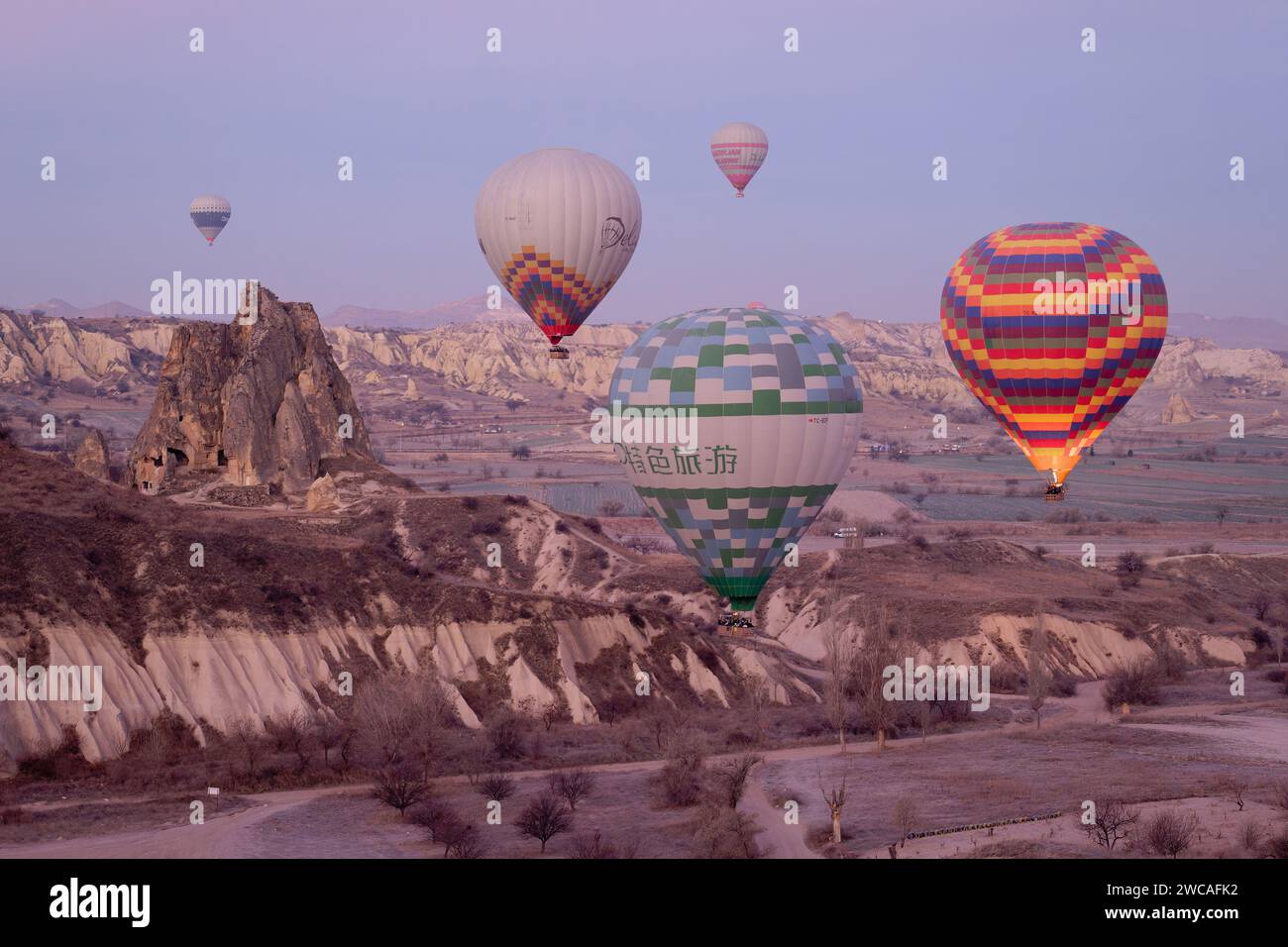 Vol en montgolfière à Goreme en Turquie au lever du soleil. Montez en montgolfière, l'activité la plus populaire de Cappadoce. Destination romantique. Banque D'Images