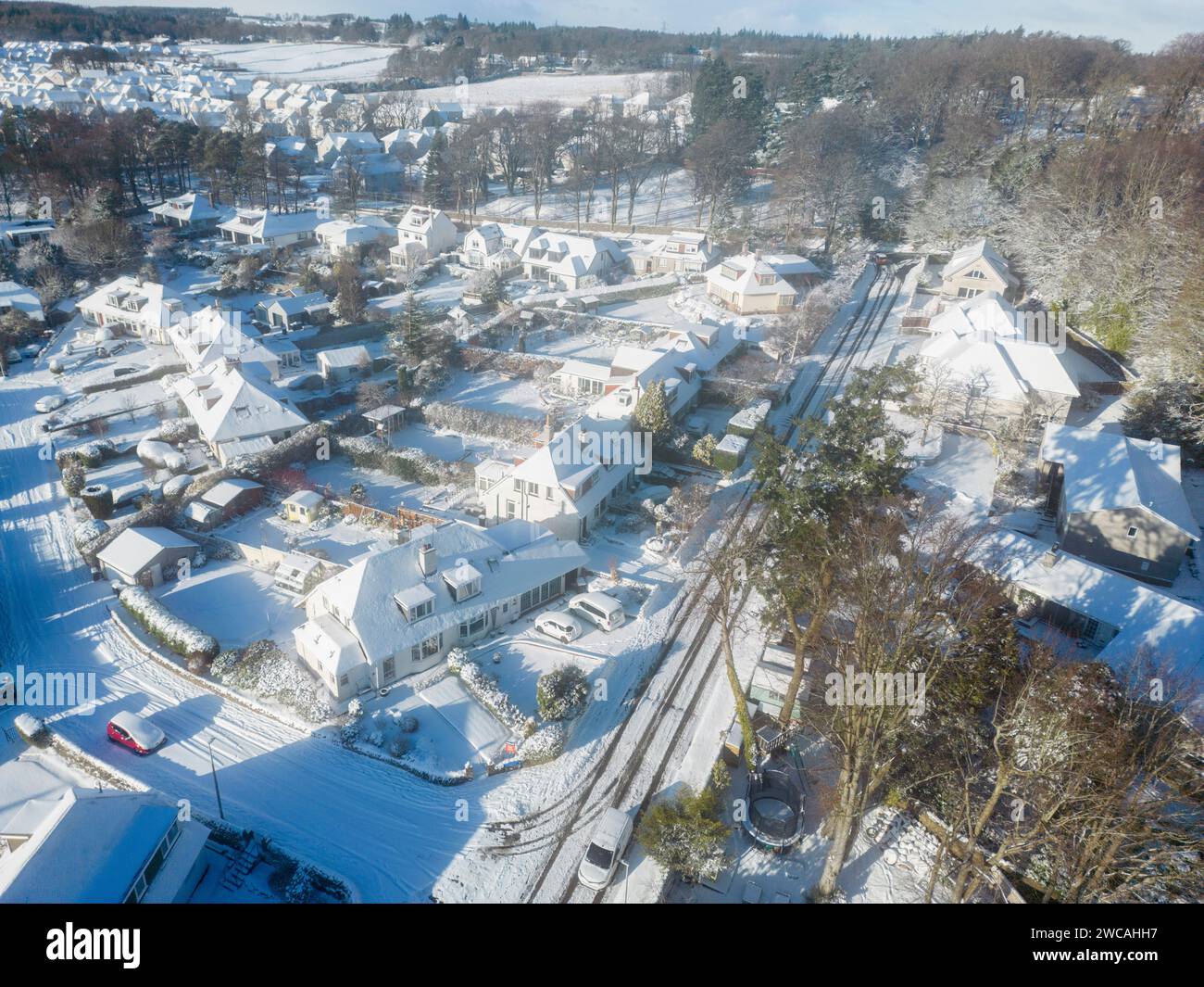 UK Météo Aberdeen, Écosse. 15 janvier 2024. Photos de drones de routes couvertes de neige et de maisons dans Cults Aberdeen Écosse. Paul Glendell crédit : Paul Glendell/Alamy Live News Banque D'Images