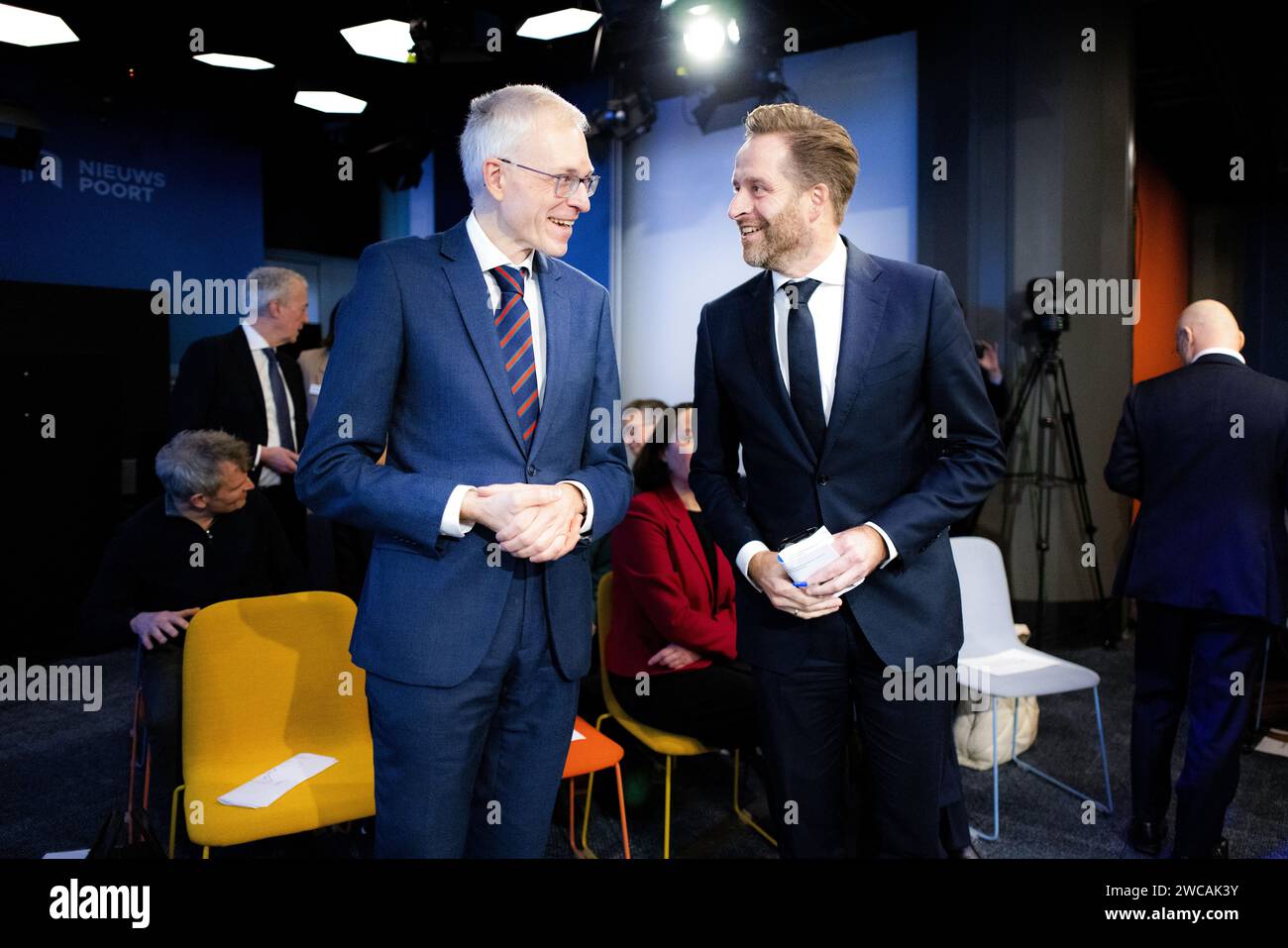 La Haye, pays-Bas. 15 janvier 2024. Le président de la commission Richard van Zwol et Hugo de Jonge, ministre sortant de l'intérieur et des relations du Royaume, lors de la présentation du rapport au cabinet et à la Chambre des représentants au nom de la Commission d'Etat pour l'évolution démographique 2050. Le rapport examine les effets, entre autres, du vieillissement de la population et de la migration. ANP RAMON VAN flymen netherlands Out - belgique Out Credit : ANP/Alamy Live News Banque D'Images