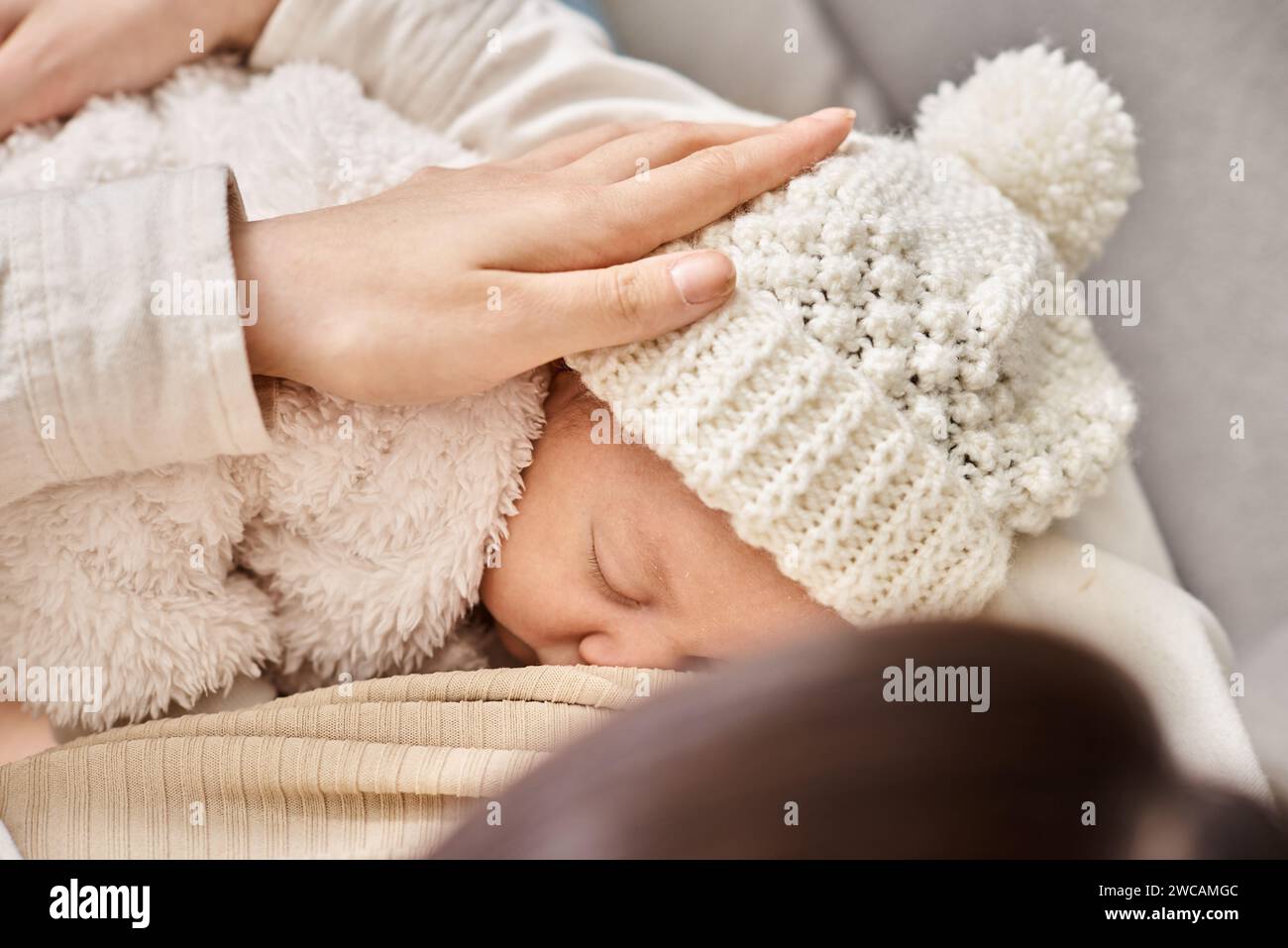 vue rognée de la mère aimante tenant son nouveau-né et l'allaitant, parentalité moderne Banque D'Images