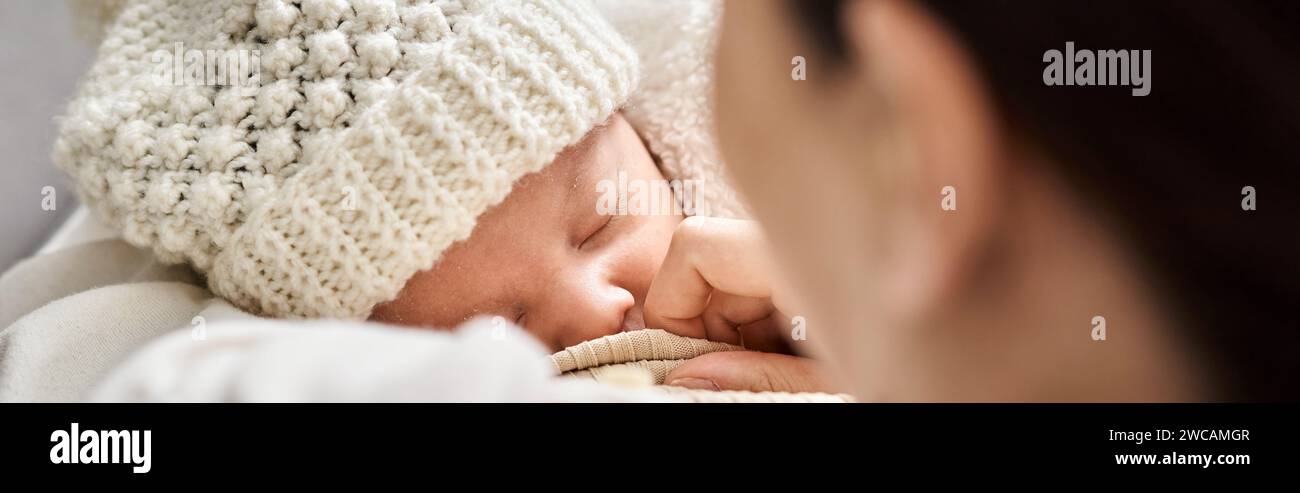 vue rognée de la mère attentionnée tenant son nouveau-né et l'allaitant, parentalité moderne Banque D'Images