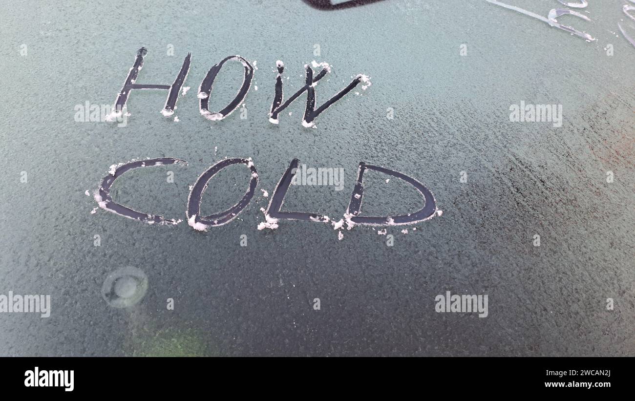 Comment froid écrit sur un pare-brise couvert de neige voiture. Banque D'Images