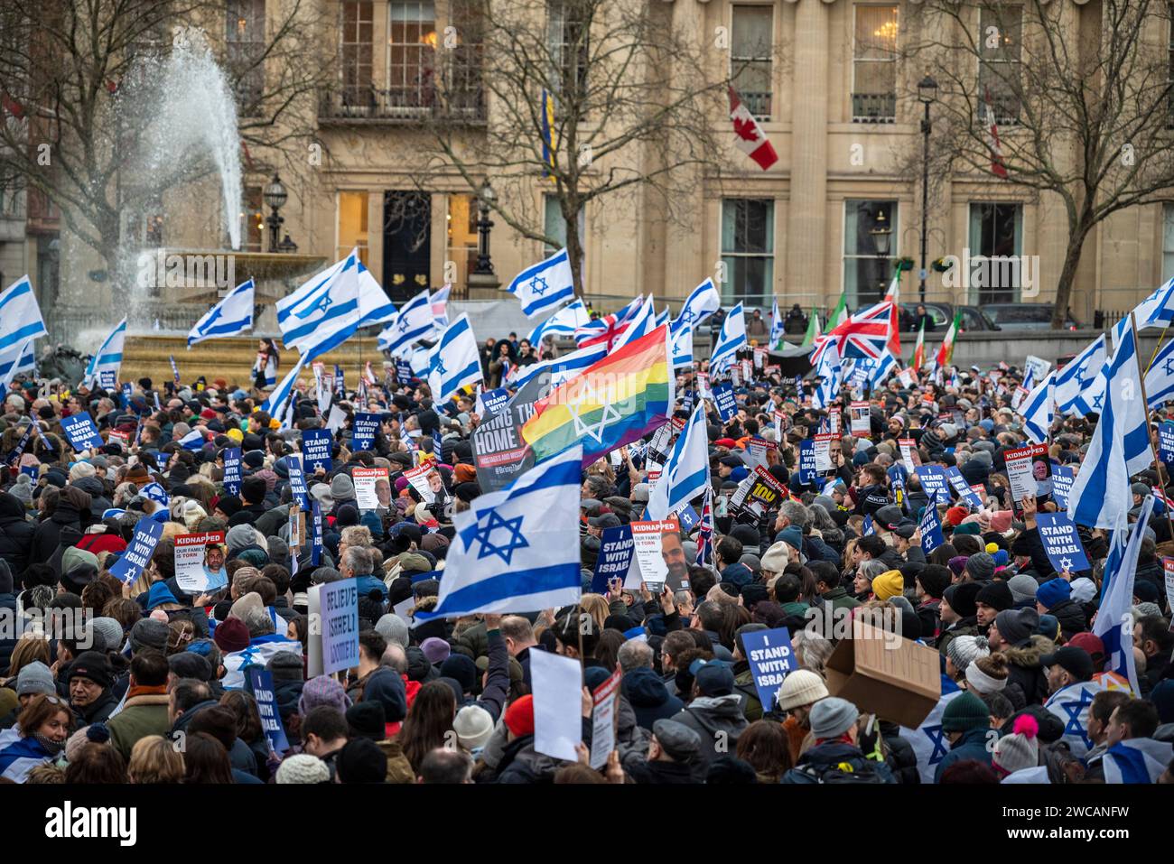 Drapeau LGBTQ+ au rassemblement pro-israélien à Trafalgar Square appelant à la libération des otages et marquant 100 jours depuis l'attaque terroriste du Hamas, Londres, Royaume-Uni 14/0 Banque D'Images