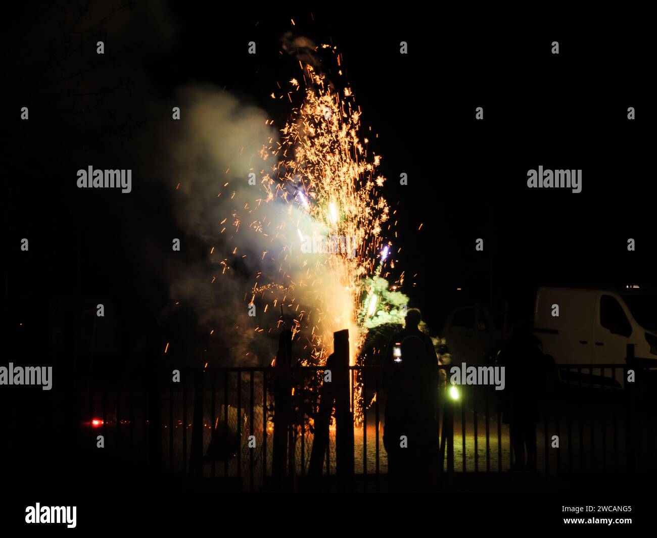 La veille du nouvel an, les gens, les feux d'artifice, la nuit. Banque D'Images