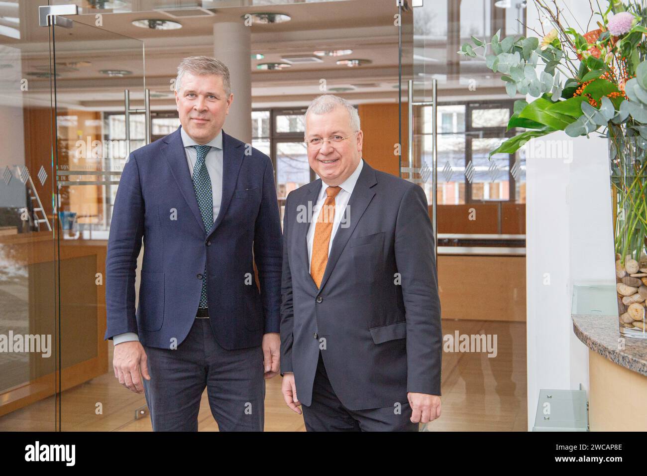 Munich, Allemagne. 15 janvier 2024. Le ministre islandais des Affaires étrangères Bjarni Benediktsson a rencontré le député européen Markus Ferber ( CSU ) à Munich, en Allemagne, le 15 janvier 2024. Bjarni Benediktsson a été ministre de l'économie et des Finances de 2013 à 2023, avec une interruption de janvier à novembre 2017, quand il était Premier ministre. Benediktsson est ministre islandais des Affaires étrangères depuis octobre 2023 et président du Parti libéral-conservateur de l'indépendance depuis 2009. Crédit : SIPA USA/Alamy Live News Banque D'Images