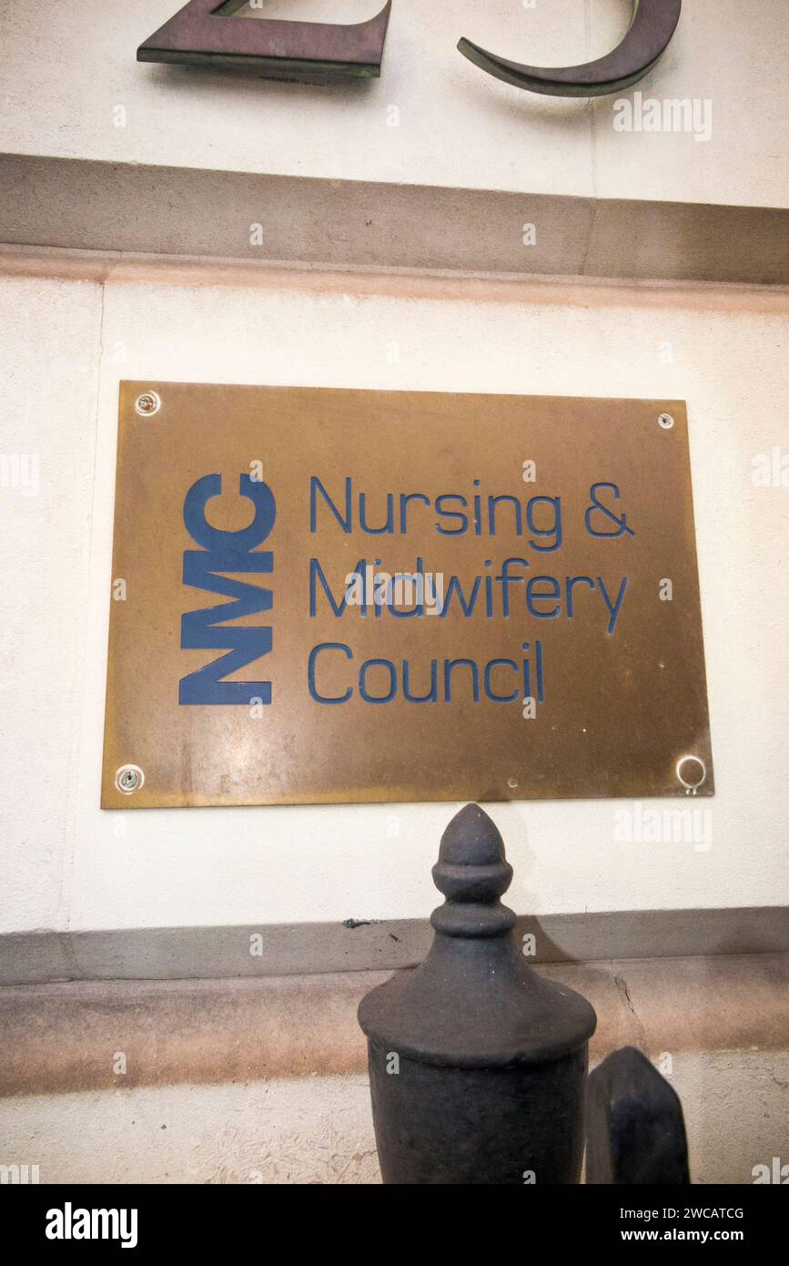 Plaque signalétique en laiton à l'extérieur des bureaux du Nursing and Midwifery Council – NMC au 23 Portland place London W1B 1PZ. ROYAUME-UNI. (137) Banque D'Images