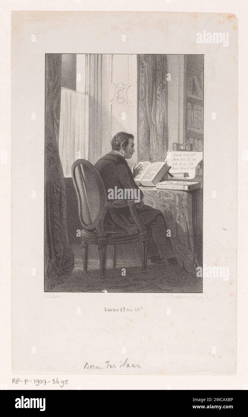 Bernard ter Haar dans son bureau, Carel Christiaan Antony Last, 1842 - 1887 print la personne représentée est vue sur le dos. Il est assis à la table pour un livre ouvert. Sur un livre fermé qui se trouve devant lui, il est écrit: "Schas der Kerkrucht', se référant à sa publication de 1845 intitulée: "Scènes de l'histoire de la réforme de l'église". Sur la table se trouve une feuille de papier avec des références aux versets de la Bible. Sous le portrait : 'Lucas 12 vs 48b'. Imprimeur : Netherlandsprinter : le spécialiste du papier de la Haye dans son étude. Lire la Bible ou d'autres livres religieux Banque D'Images