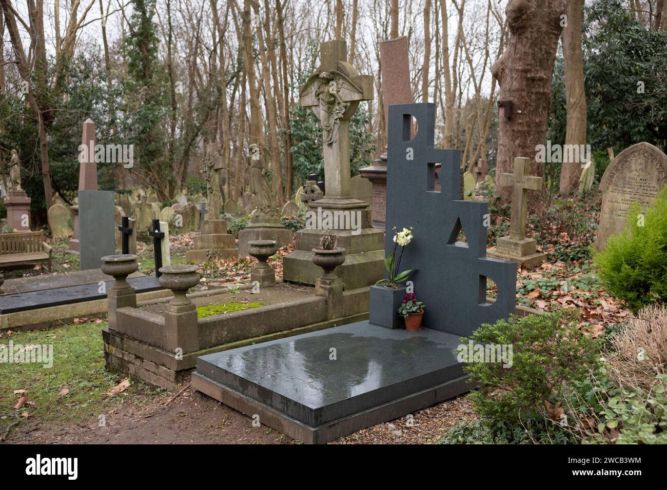 Patrick Caulfield Gravestone, cimetière de Highgate, cimetière nord de Londres, obtient un financement de 100 000 000 £ de la loterie nationale pour aider à des rénovations, Angleterre Royaume-Uni Banque D'Images