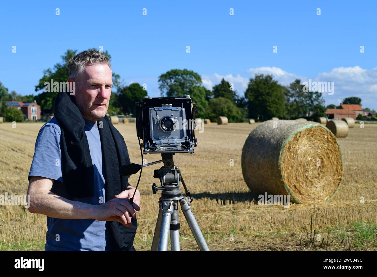 homme utilisant un grand format mpp (micro precision projects) caméra de film plaque 5x4 pouces, au moment de la récolte york yorkshire royaume-uni Banque D'Images