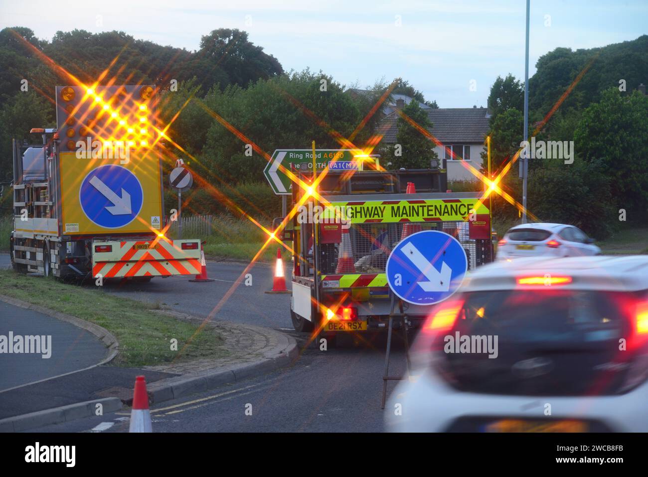 trafic passant feux d'avertissement clignotants sur camion d'entretien de route leeds royaume-uni Banque D'Images