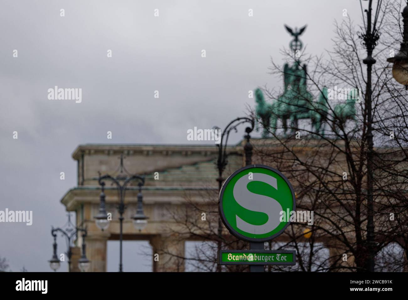 2024-01-15 - Deutschland, Berlin - S-Bahn-logo Am Bahnhof Brandenburger Tor mit dem Namensvorbild im hintergrund . Credit : Jurgen Heinrich www.jurgen-heinrich.com - Jürgen Heinrich - Seelingstrasse 17 - 14059 Berlin/Allemagne/Tyskland - fon 49 171 8355178 - infojurgen-heinrich.com - No modelrelease - Nur redaktionelle Verwendung - BANQUE : IBAN : DE43 1001 0010 0325 6861 05 BIC : PBNKDEFF - TVA/UST-ID: DE190808195 S-Bahnhof Brandenburger Tor *** 2024 01 15 Allemagne, Berlin S Bahn logo à la gare Brandenburger Tor avec le modèle en arrière-plan Credit Jurgen Heinrich www jurgen heinrich com Jürgen he Banque D'Images