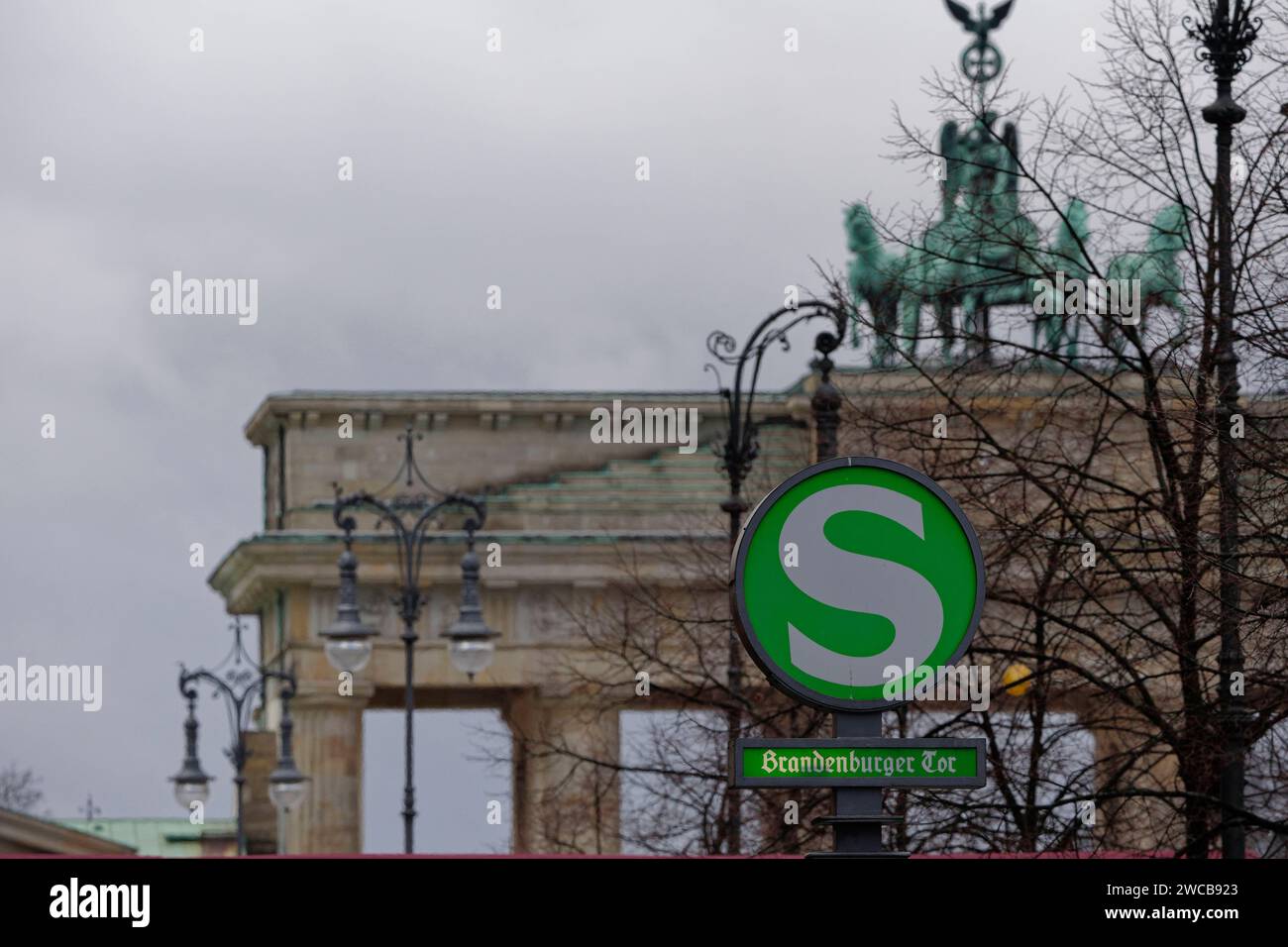 2024-01-15 - Deutschland, Berlin - S-Bahn-logo Am Bahnhof Brandenburger Tor mit dem Namensvorbild im hintergrund . Credit : Jurgen Heinrich www.jurgen-heinrich.com - Jürgen Heinrich - Seelingstrasse 17 - 14059 Berlin/Allemagne/Tyskland - fon 49 171 8355178 - infojurgen-heinrich.com - No modelrelease - Nur redaktionelle Verwendung - BANQUE : IBAN : DE43 1001 0010 0325 6861 05 BIC : PBNKDEFF - TVA/UST-ID: DE190808195 S-Bahnhof Brandenburger Tor *** 2024 01 15 Allemagne, Berlin S Bahn logo à la gare Brandenburger Tor avec le modèle en arrière-plan Credit Jurgen Heinrich www jurgen heinrich com Jürgen he Banque D'Images