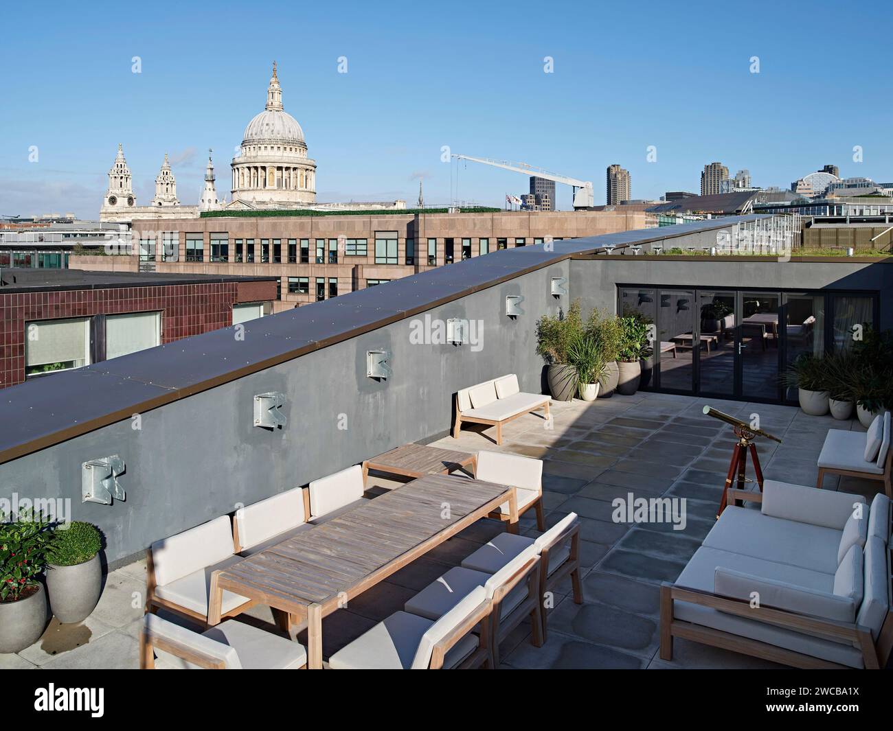 Terrasse sur le toit avec vue sur la cathédrale Saint-Paul. The Westin London City, Londres, Royaume-Uni. Architecte : Studio Moren, 2022. Banque D'Images