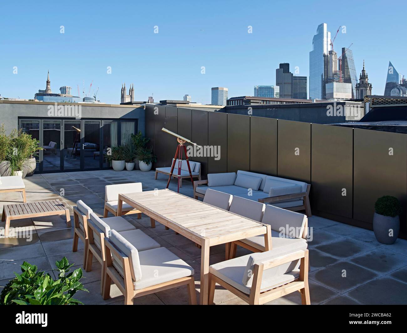 Terrasse sur le toit avec vue sur les gratte-ciel de la ville de Londres. The Westin London City, Londres, Royaume-Uni. Architecte : Studio Moren, 2022. Banque D'Images
