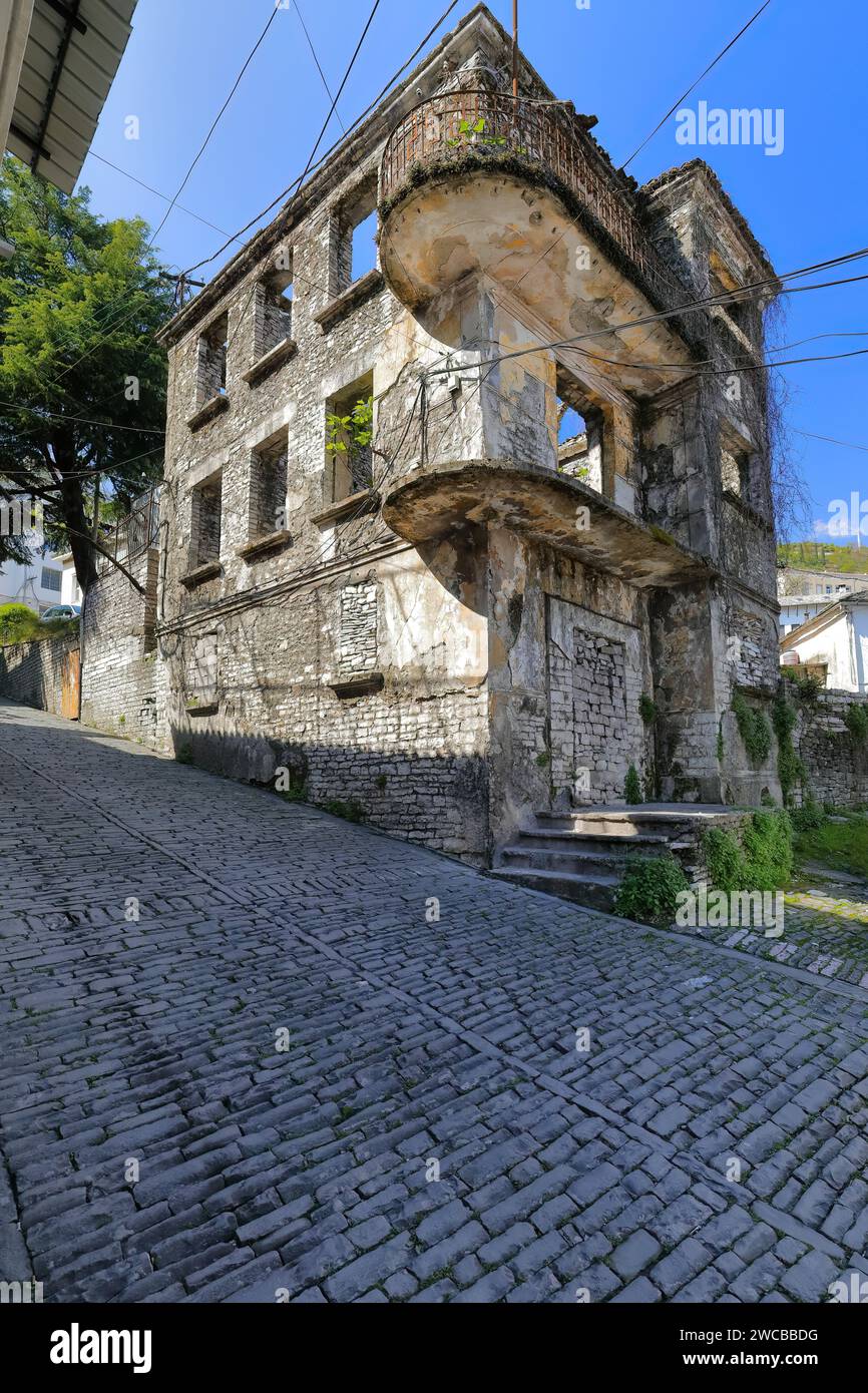 226 vestiges de façade d'ancienne maçonnerie en pierre, maison de trois étages de la fin des années 1800, quartier Palorto. Gjirokaster-Albanie. Banque D'Images