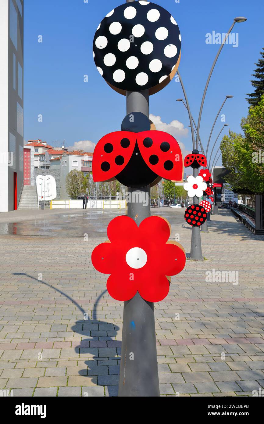 248 Triangle de la place du Théâtre -Sheshi i Teatrit- avec la tour panoramique de 33m de haut -Kulla Panoramike- et lampadaires ornés. Korce-Albanie. Banque D'Images