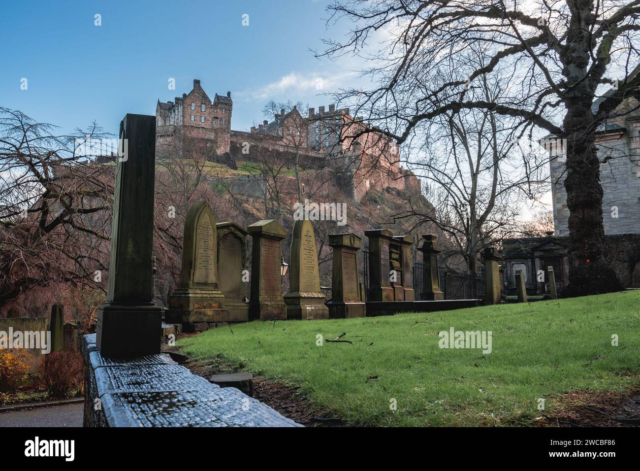 Kirkyard de St Cuthbert avec le château d'Édimbourg. Édimbourg Écosse. Januari 1 2024. Banque D'Images