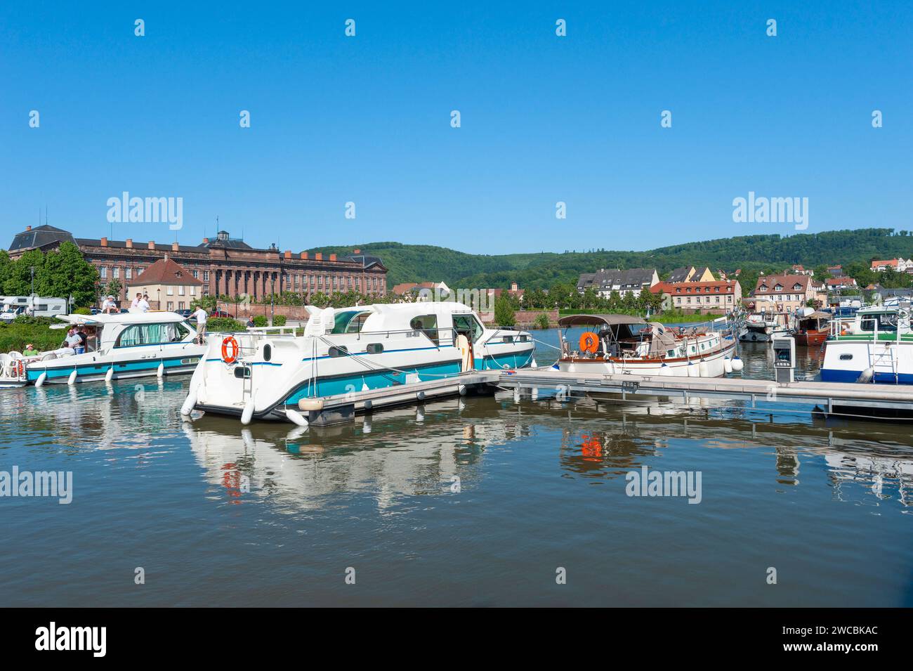 Péniche sur le canal Rhin-Marne. En arrière-plan Château de Rohan, Saverne, Alsace, France Banque D'Images