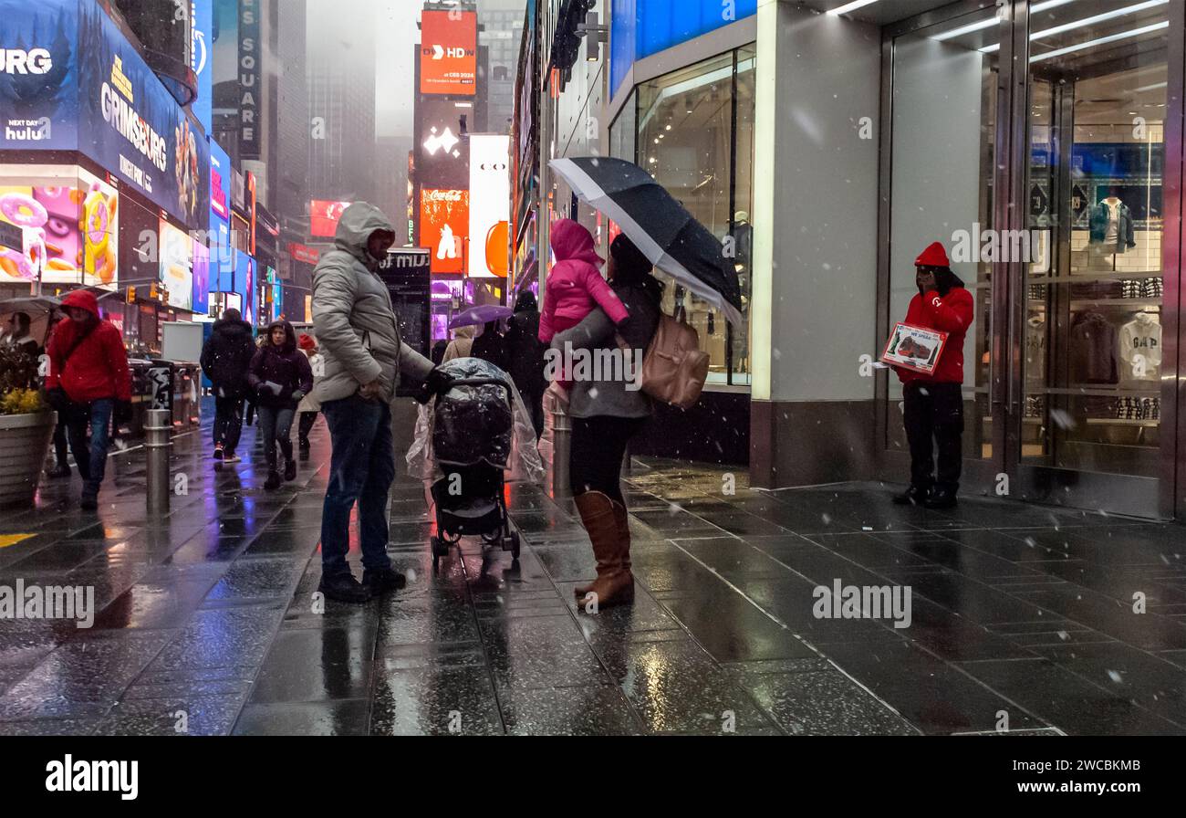 Les visiteurs de Times Square le dimanche 7 janvier 2024 sont aux prises avec la neige, la pluie et le grésil de la queue d'une tempête hivernale. © Richard B. Levine) Banque D'Images