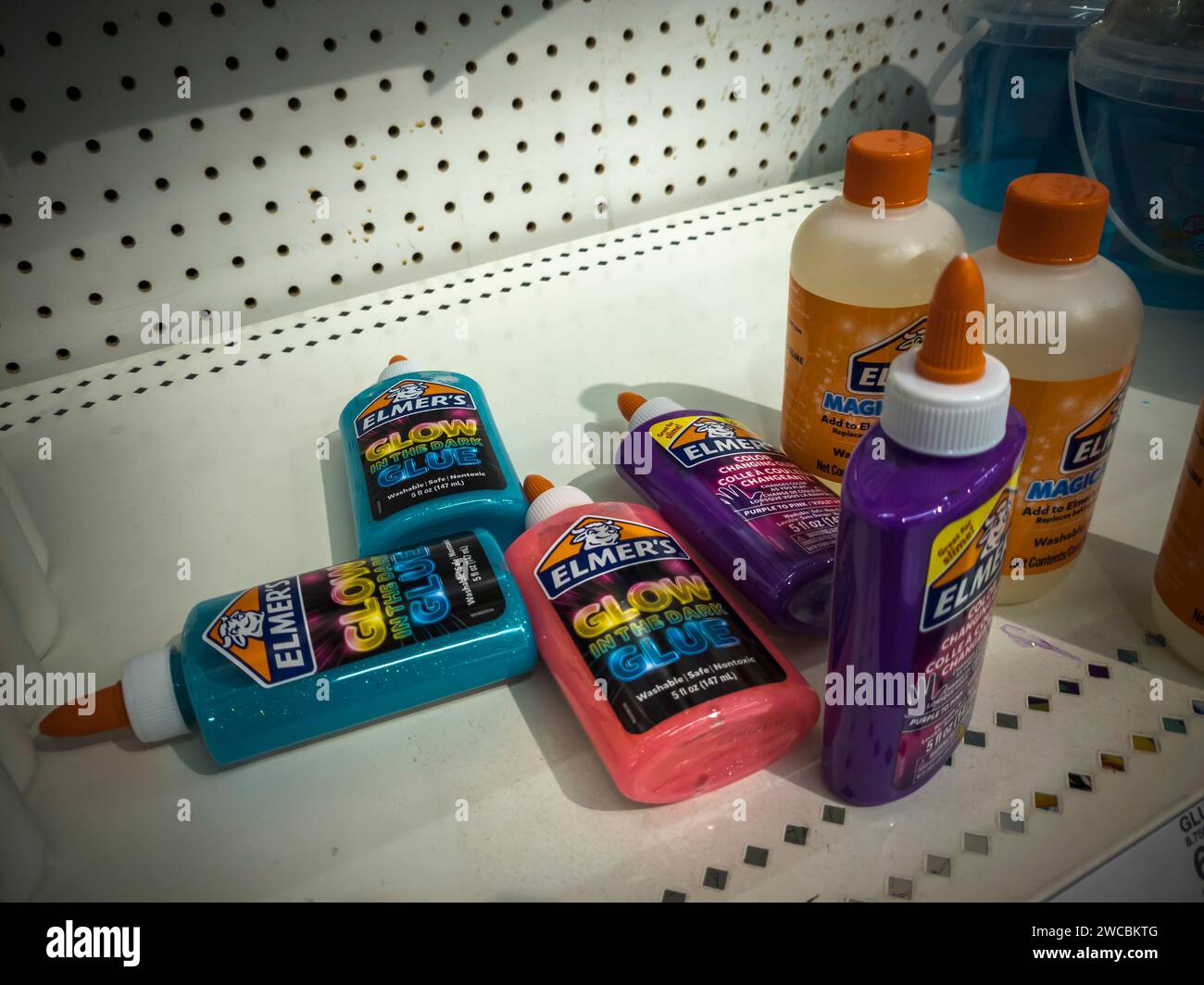 Des bouteilles de colle Elmer's Glue de Newell Brands sont vues dans un magasin à New York le jeudi 11 janvier 2024. Newell Brands a annoncé qu’elle allait réduire environ 7 % de ses postes de bureau et réduire ses biens immobiliers. (© Richard B. Levine) Banque D'Images