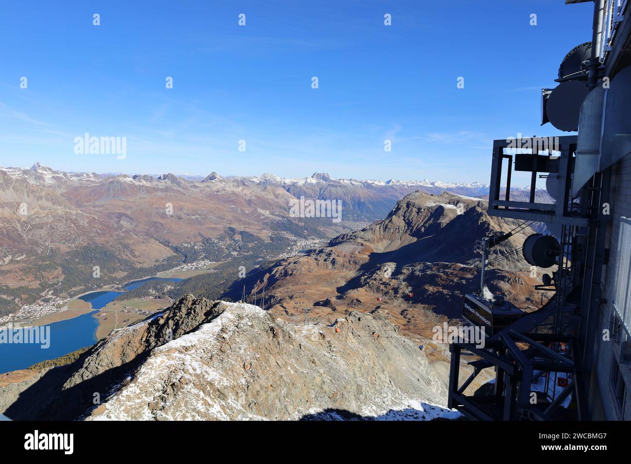 Vue depuis le Piz Corvatsch est une montagne dans la chaîne des Alpes de la Bernina, surplombant le lac Sils et le lac Silvaplana dans la région de l'Engadine Banque D'Images