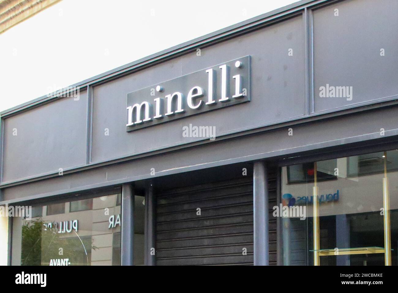 Marseille, France. 14 janvier 2024. Vue du magasin Minelli fermé rue Saint-Ferréol à Marseille. Le tribunal de commerce de Marseille a rendu son verdict : la marque Minelli a été reprise par la marque « Mes Demoiselles Paris » et poursuivra son activité. Seuls 213 des 600 employés conserveront leur emploi. Pour les points de vente, seuls 47 magasins continueront d’exister alors que la marque en comptait 120 à fin 2023. Crédit : SOPA Images Limited/Alamy Live News Banque D'Images