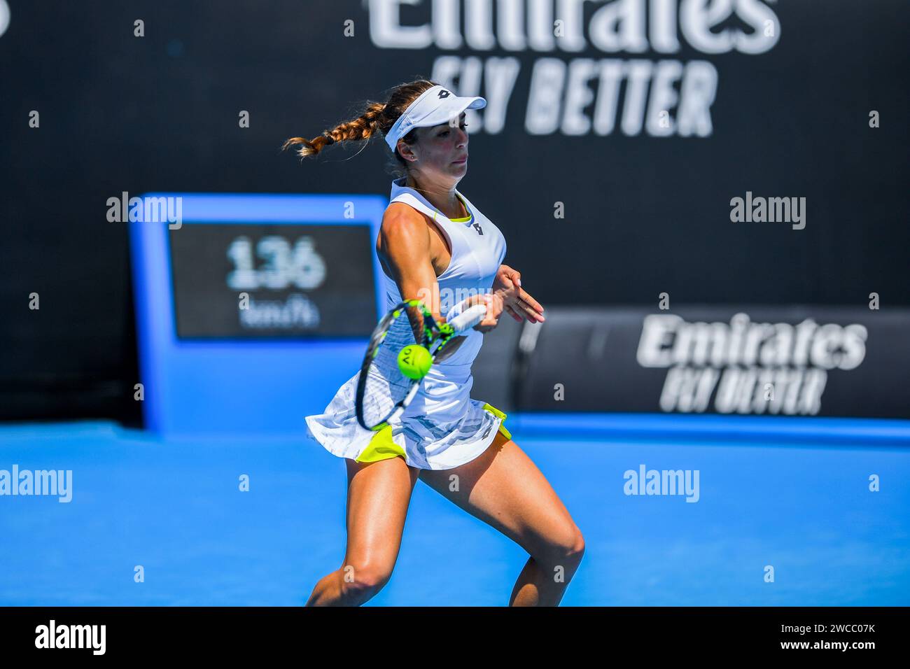 Melbourne, Australie. 14 janvier 2024. Lucia Bronzetti, d'Italie, joue contre Lesia Tsurenko, d'Ukraine, lors du match de la 1e ronde de l'Open de tennis australien à Melbourne Park. LESIA Tsurenko a battu Lucia Bronzetti avec un score de 3:6, 7:5, 6:3. Crédit : SOPA Images Limited/Alamy Live News Banque D'Images