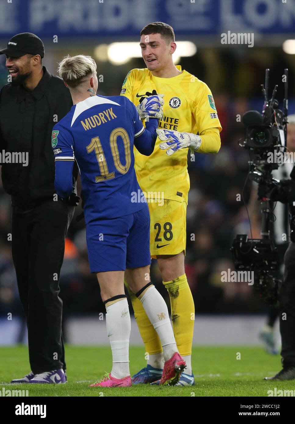 Mykhaylo Mudryk de Chelsea célèbre la victoire du penalty Shoot Out avec Djordje Petrovic de Chelsea. - Chelsea - Newcastle United, Carabao Cup, Stamford Bridge Stadium, Londres, Royaume-Uni - 19 décembre 2023. Usage éditorial uniquement - des restrictions DataCo s'appliquent. Banque D'Images