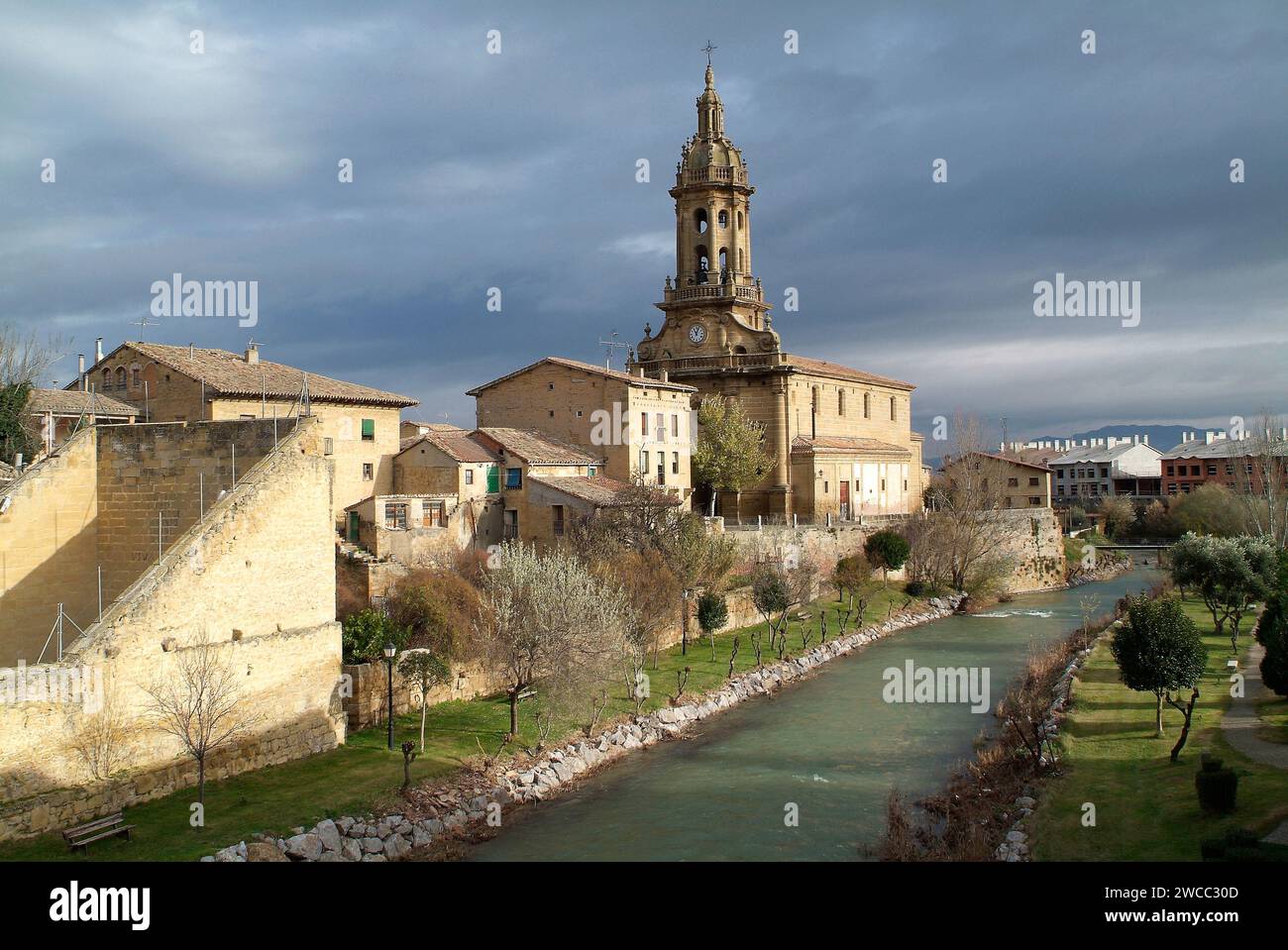 Cuzcurrita de Rio Tiron avec église San Miguel. La Rioja, Espagne. Banque D'Images