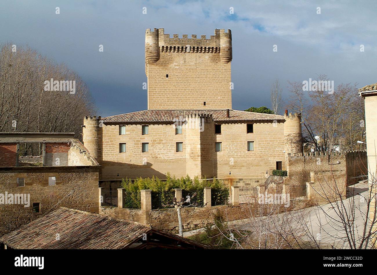 Cuzcurrita de Rio Tiron avec le château de Velasco (XVe siècle). La Rioja, Espagne. Banque D'Images